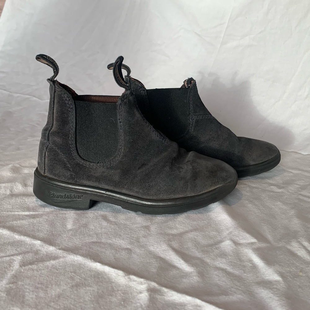 Kids Blundstone. Size 11. Suede. Steel grey.